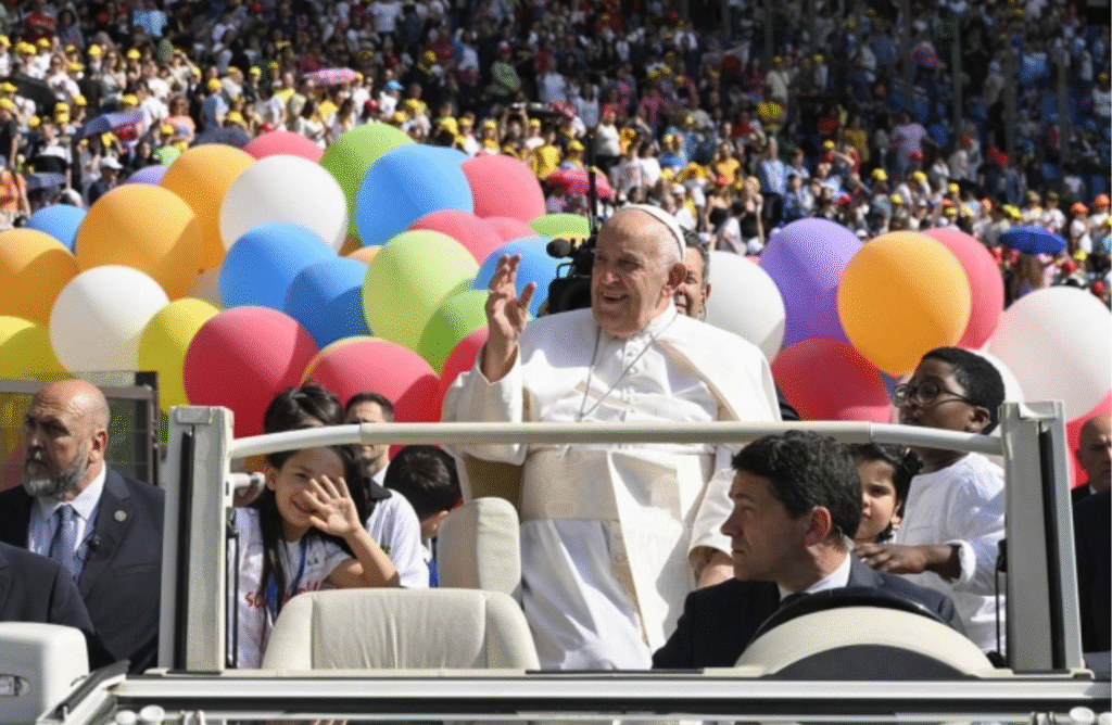 Źródło zdjęcia: https://www.infoans.org/pl/component/k2/item/21221-watykan-i-swiatowe-dni-dzieci-papiez-franciszek-powierza-najmniejszym-zadanie-troski-o-swiat-i-pokoj