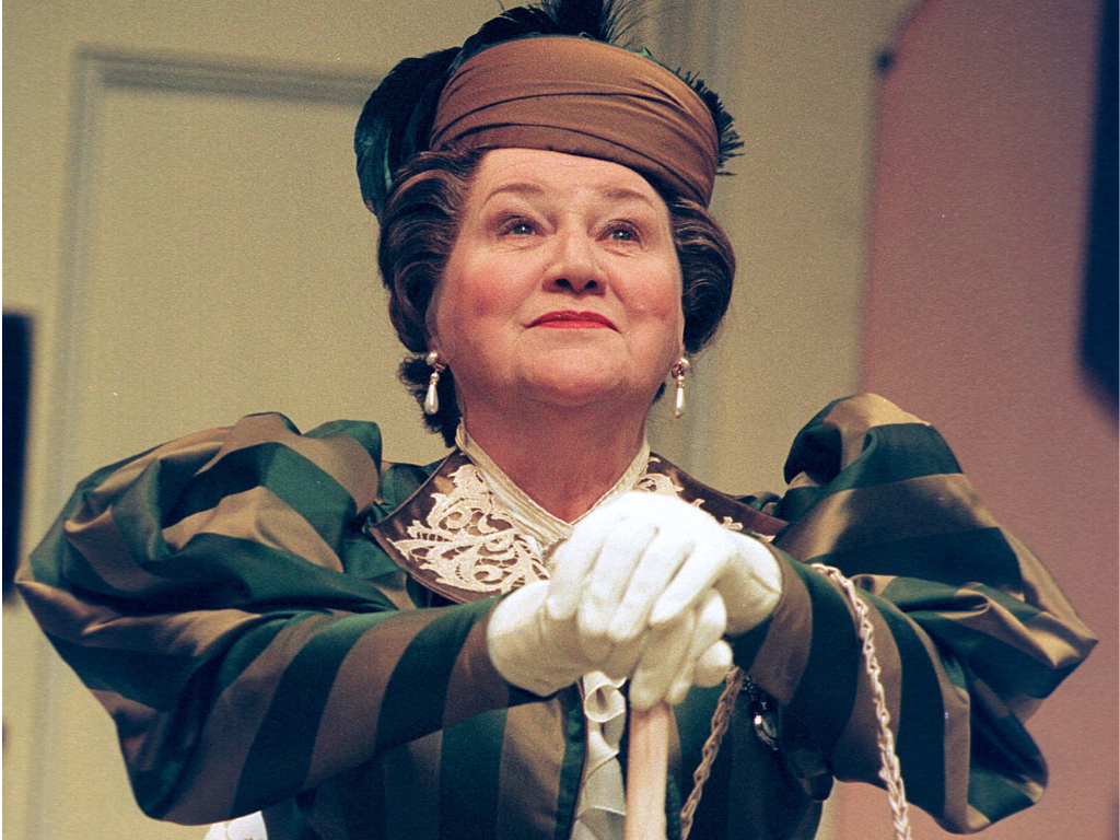 3216eb00 bd70 4f4e bf3b e021c1c8d38f Patricia Routledge w roli Hiacynty Bukiet w scenicznej stylizacji