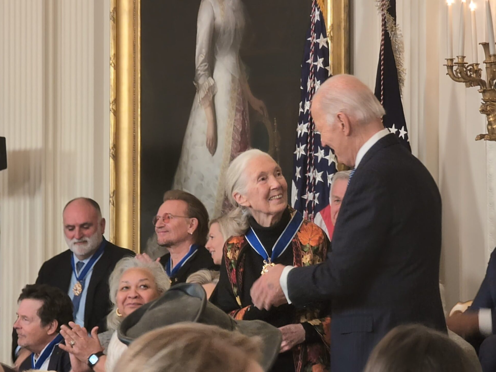 httpsnews.janegoodall.org20250104jane goodall receives presidential medal of freedom Jane Goodall otrzymuje Medal Wolności Prezydenckiej w USA z rąk prezydenta
